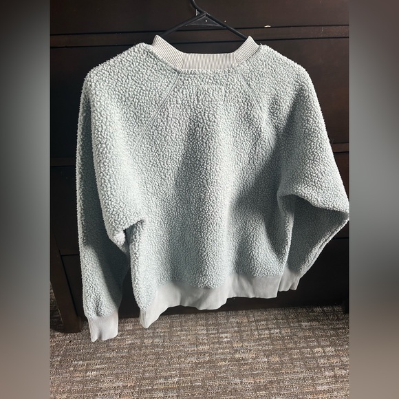 Everlane The ReNew Fleece Raglan Sweatshirt in Pale Sage
Size M - Picture 8 of 8